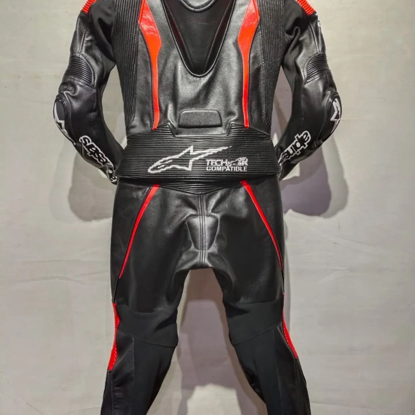 Handcrafted motorcycle leather racing suit from the Sazy workshop
