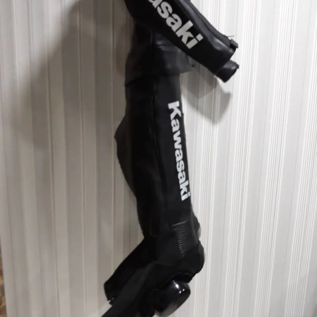 Handcrafted motorcycle leather racing suit from the Sazy workshop