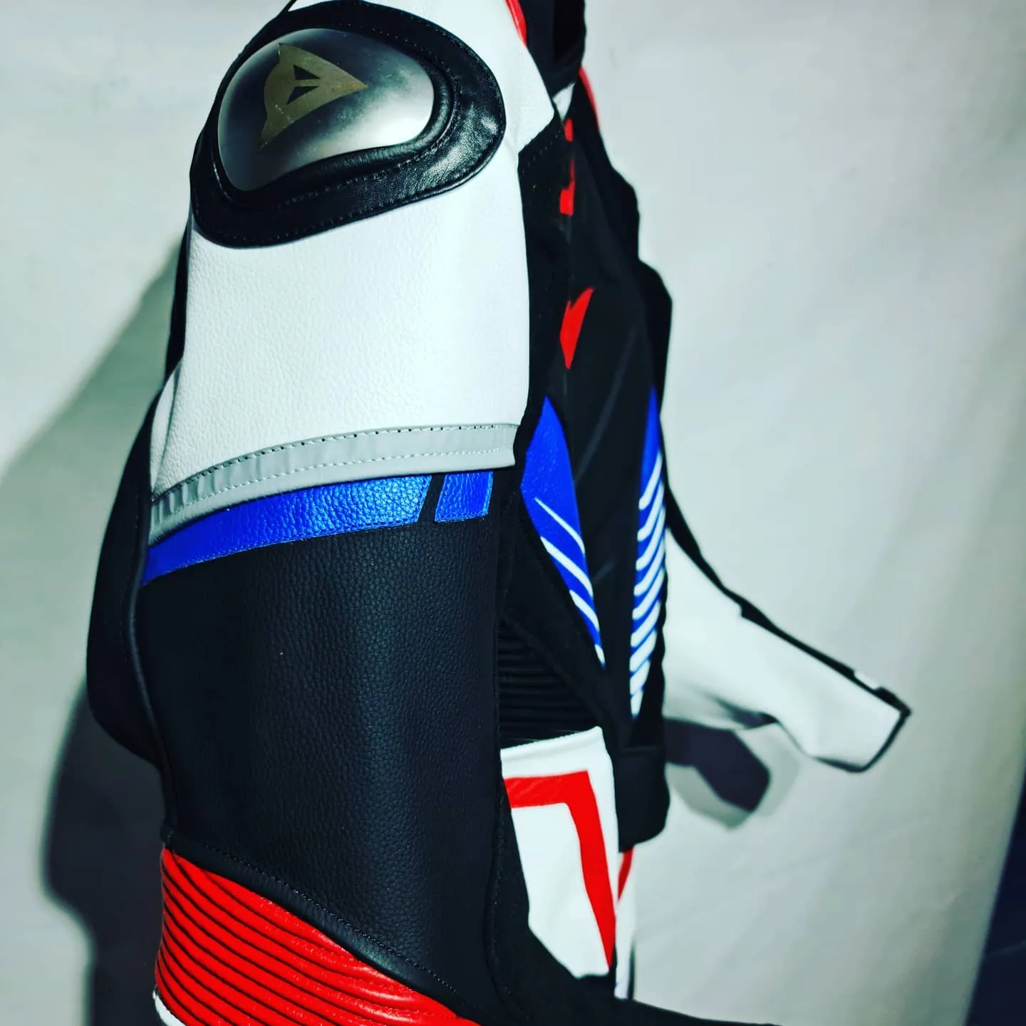 Handcrafted motorcycle leather racing suit from the Sazy workshop