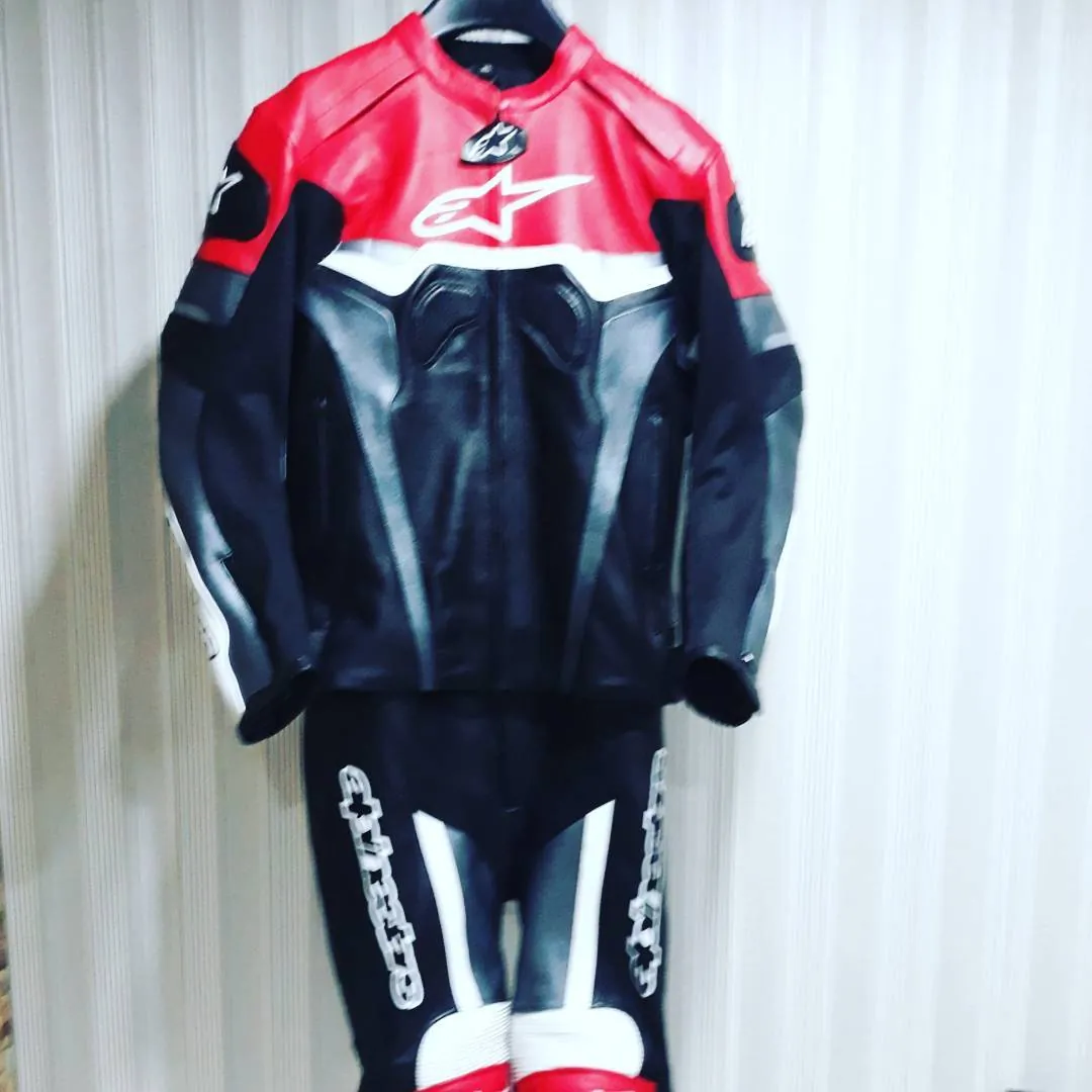 Handcrafted motorcycle leather racing suit from the Sazy workshop