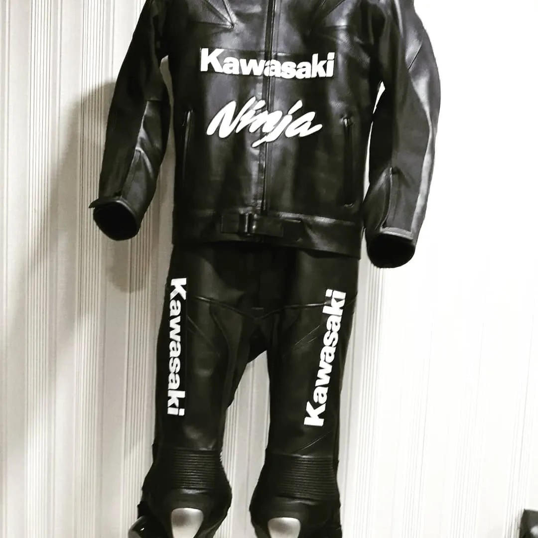Handcrafted motorcycle leather racing suit from the Sazy workshop