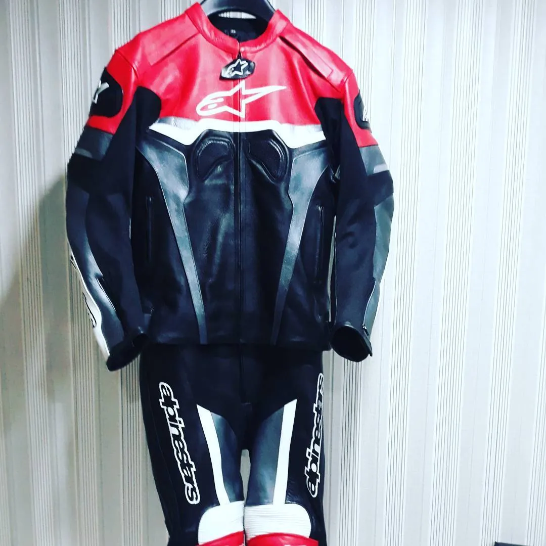Handcrafted motorcycle leather racing suit from the Sazy workshop